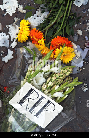 26/11 Mumbai terrore attentato 2008 , persone che offrono fiori per le vittime , Bombay , Mumbai , Maharashtra , India , Asia Foto Stock