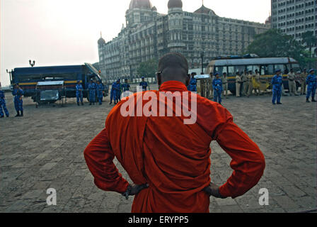26/11 attacco terroristico di Mumbai 2008 , monaco buddista che protesta in modo nuovo , Taj Mahal Hotel , Colaba , Bombay , Mumbai , Maharashtra , India , Asia Foto Stock