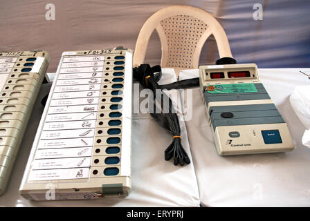 Elezioni indiane , macchina elettronica di voto e unità di controllo , EVM , Bombay , Mumbai , Maharashtra , India , Asia Foto Stock