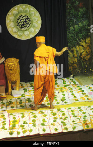 Sacerdote Swaminarayan eseguendo chopadi puja rituale eseguita su lakshmi puja ; Mumbai Bombay ; Maharashtra ; India Foto Stock
