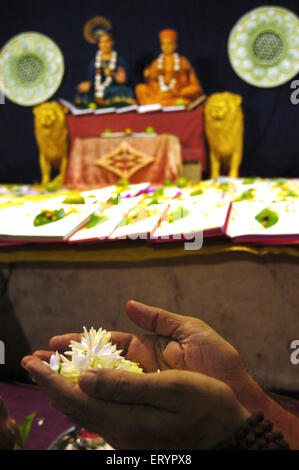 Chopda Lakshmi Puja , sacerdote svaminarayano che ha eseguito Chopda Lakshmi Poojan , Diwali Festival , Bombay , Mumbai , Maharashtra , India , Asia Foto Stock