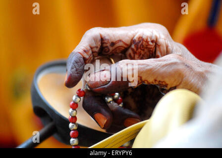 Dawoodi Bohra ragazza musulmana che canta usando il rosario, Bhendi Bazar, Bombay, Mumbai, Maharashtra, India, Asia Foto Stock