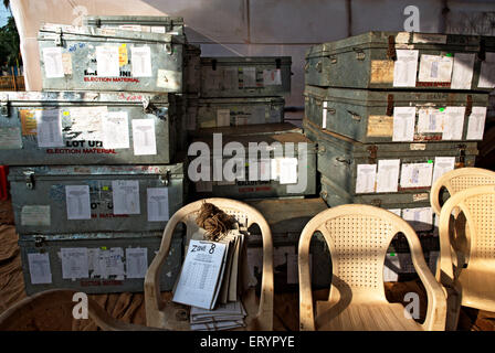 Elezioni indiane , tronchi contenenti macchine elettroniche di voto , EVM , Bombay , Mumbai , Maharashtra , India , Asia Foto Stock