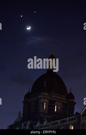 Luna e stelle sopra Taj Mahal Hotel; Apollo sottosquadro; Colaba; Bombay; Mumbai; Maharashtra; India; Asia Foto Stock