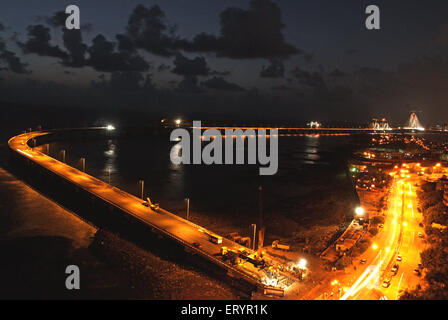 Vista aerea di Worli e illuminato Bandra Worli o Rajiv Gandhi ponte di collegamento mare ; Bombay , Mumbai ; Maharashtra ; India , asia Foto Stock