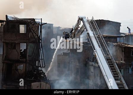 Vigili del fuoco spegnimento incendio con snorkel in baraccopoli Behrampada ; Bandra ; Mumbai Bombay ; Maharashtra ; India 18 Giugno 2009 Foto Stock