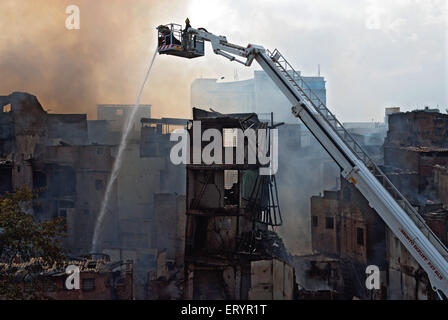 Vigili del fuoco spegnimento incendio con snorkel in baraccopoli Behrampada ; Bandra ; Mumbai Bombay ; Maharashtra ; India 18 Giugno 2009 Foto Stock