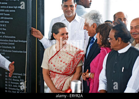 Ajit Gulabchand dell'HCC con Sonia Gandhi , presidente del partito del Congresso Nazionale Indiano , inaugurazione di Bandra Worli Sea link , Bombay , Mumbai , India Foto Stock