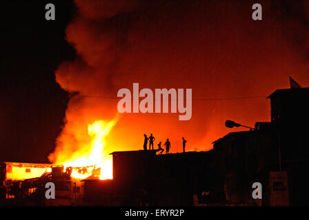 Fuoco in baraccopoli , baraccopoli di Behrampada , Bandra , Bombay , Mumbai , Maharashtra , India , Asia Foto Stock