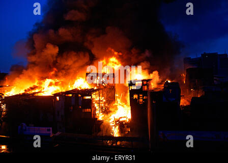 Fuoco in baraccopoli , baraccopoli di Behrampada , Bandra , Bombay , Mumbai , Maharashtra , India , Asia Foto Stock