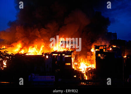 Fuoco in baraccopoli , baraccopoli di Behrampada , Bandra , Bombay , Mumbai , Maharashtra , India , Asia Foto Stock