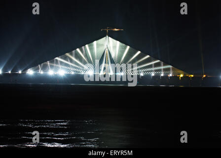 Illuminazione di luci laser, Bandra Worli Rajiv Gandhi cavo di collegamento del mare Stayed bridge , Bombay , Mumbai , Maharashtra , India , Asia Foto Stock