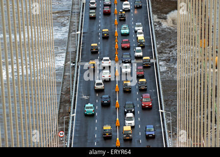 Il traffico su bandra worli Rajiv Gandhi link mare ; Mumbai Bombay ; Maharashtra ; India Foto Stock