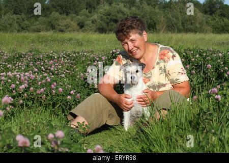 Donna e Parson Russell Terrier Foto Stock