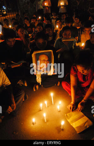 Tibet libero, buddisti che protestano contro la Cina che tiene Dalai lama fotografia e candele, Bombay, Mumbai, Maharashtra, India, Asia Foto Stock