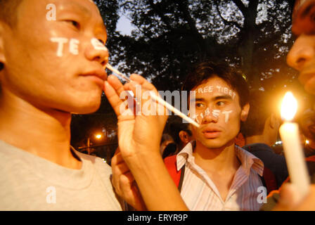 Tibet libero scritto in faccia, buddisti protestando contro la Cina che tiene candele, Bombay, Mumbai, Maharashtra, India, Asia Foto Stock