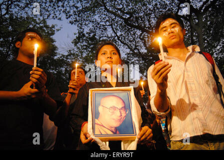 Tibet libero, buddisti che protestano contro la Cina che tiene Dalai lama fotografia e candele, Bombay, Mumbai, Maharashtra, India, Asia Foto Stock