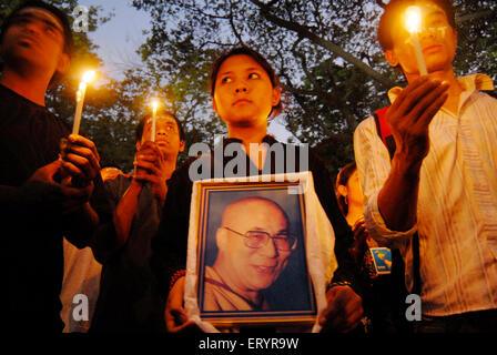 Tibet libero, buddisti che protestano contro la Cina che tiene Dalai lama fotografia e candele, Bombay, Mumbai, Maharashtra, India, Asia Foto Stock