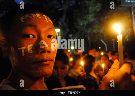 Tibet libero, buddisti che protestano contro la Cina che tiene Dalai lama fotografia e candele, Bombay, Mumbai, Maharashtra, India, Asia Foto Stock