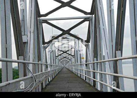 Ponte sulla diga di Tansa , lago di Tansa , Thane , Bombay , Mumbai ; Maharashtra ; India , asia Foto Stock