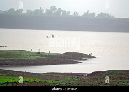 Pesca di persone , Lago superiore di Vaitarana ; Thane ; Maharashtra ; India , Asia Foto Stock