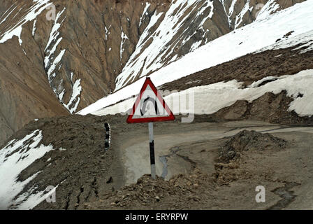 Curva a sinistra cartello su leh kargil road ; Ladakh ; Jammu e Kashmir ; India 9 Aprile 2008 Foto Stock