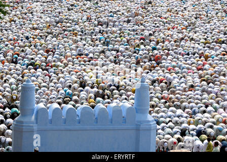 Massa preghiera musulmani id ul fitr namaz su ramzan id a lashkar e maidan eidgaah ; Malegaon ; Maharashtra ; India 2 Ottobre 2008 Foto Stock