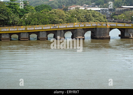 Ponte di Pato , fiume Mandovi ; Panjim , Panaji ; Goa ; India , Asia Foto Stock