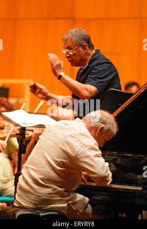 Conduttore indiano di western classic music Zubin Mehta e il pianista Daniel Barenboim in jamshed bhabha auditorium Mumbai Bombay Foto Stock