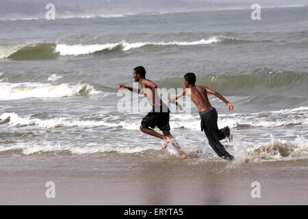 Teenager che giocano , Rushikonda Beach , Rishikonda Beach , Vizag , Visakhapatnam , Vishakhapatnam ; Andhra Pradesh ; India , asia Foto Stock