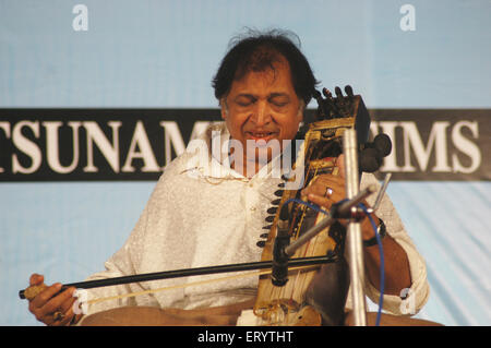 Ustad Sultan Khan , maestro di musica classica indiana sarangi suonatore e cantante di musica classica indiana appartenente a Sikar Gharana , India , Asia Foto Stock