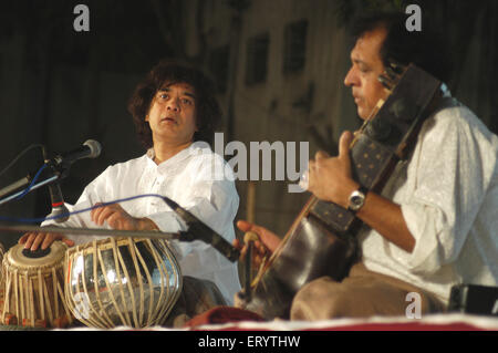 Ustad Zakir Hussain , maestro di musica classica indiano suonatore di tabla con Ustad Sultan Khan , sarangi player , India , Asia Foto Stock