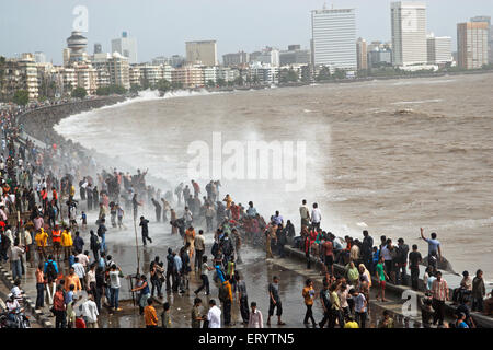 Monsone di Mumbai , persone che godono di onde marine , Marine Drive , Bombay , Mumbai , Maharashtra , India , Asia Foto Stock