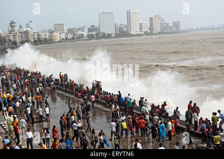 Monsone di Mumbai , persone che godono di onde marine , Marine Drive , Bombay , Mumbai , Maharashtra , India , Asia Foto Stock