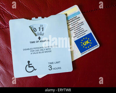 Disabili Parcheggio disco e consentire (blue badge) Foto Stock