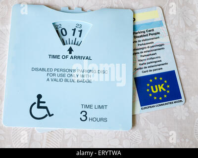 Disabili Parcheggio disco e consentire (blue badge) Foto Stock