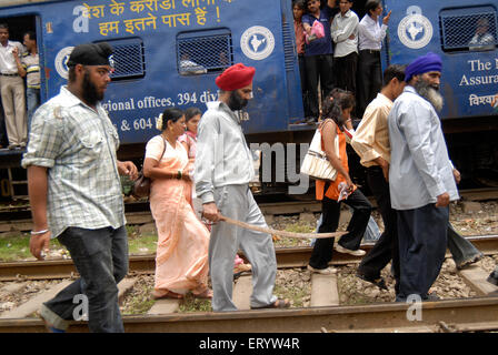 Comunità Sikh treni blocco protesta contro la cottura del bodyguard di dera saccha sauda chief ram rahim a Mulund Foto Stock