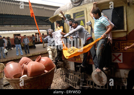 Comunità Sikh treni blocco protesta contro la cottura del bodyguard di dera saccha sauda chief ram rahim a Mulund a Bombay Foto Stock