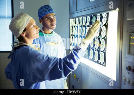 I chirurghi a discutere di MRI Foto Stock