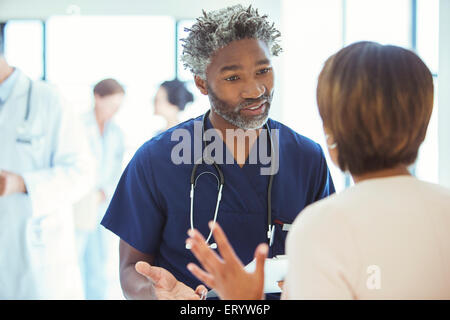 I medici di parlare faccia a faccia in ospedale Foto Stock