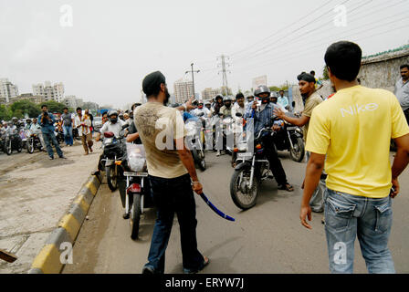 Bloccando i sikh autostrada protestando per dera saccha sauda a ; Mulund ; Bombay ; Mumbai ; Maharashtra ; India NOMR Foto Stock