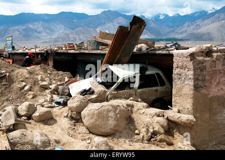 Auto danneggiata bloccato nel fango a choglamsar a causa di alluvione rapida ; Leh ; Ladakh ; Jammu e Kashmir ; India Foto Stock