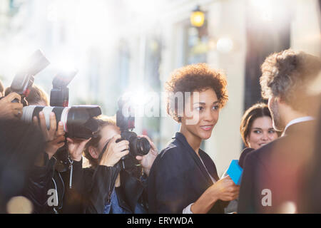 Celebrità intervistata e fotografata da paparazzi a caso Foto Stock