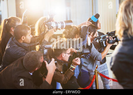 Paparazzi fotografi al red carpet event Foto Stock