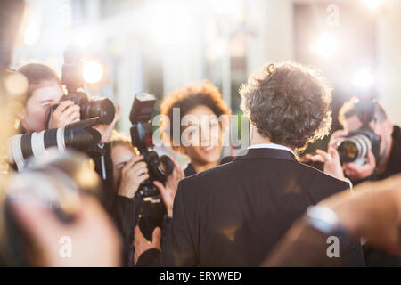 Celebrità intervistata e fotografata da paparazzi a caso Foto Stock