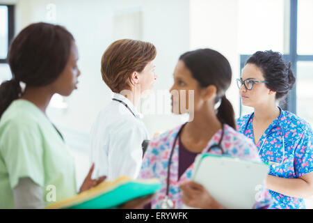 Medico e infermiere parlando in ospedale Foto Stock