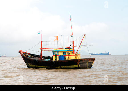 Pesca barca a strascico in mare ; Bombay ; Mumbai ; Maharashtra ; India ; asia Foto Stock