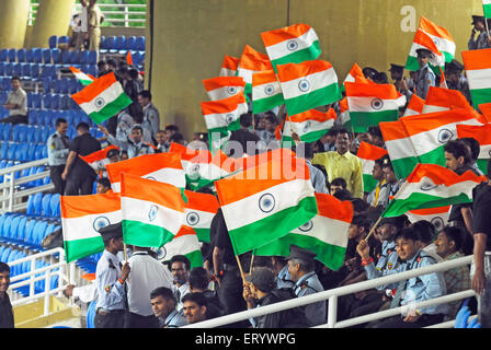 Tifosi di cricket sventola bandiera indiana a d y patil Cricket Stadium , , Nerul Navi Mumbai , maharashtra , India Foto Stock