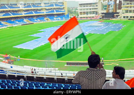 Tifosi di cricket wave bandiera indiana a D Y Patil Cricket Stadium ; ; Nerul Navi Mumbai ; Maharashtra ; India Foto Stock