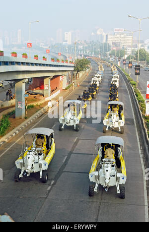 La polizia di Mumbai commandos in veicoli anfibi a ; Marine Drive ; Bombay ; Mumbai ; Maharashtra ; India Foto Stock